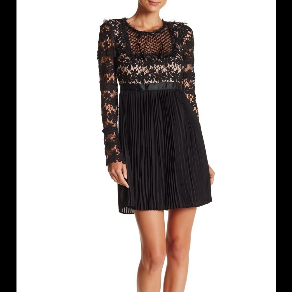 Romeo & Juliet Couture Black Lace Long-Sleeve Pleated Dress S